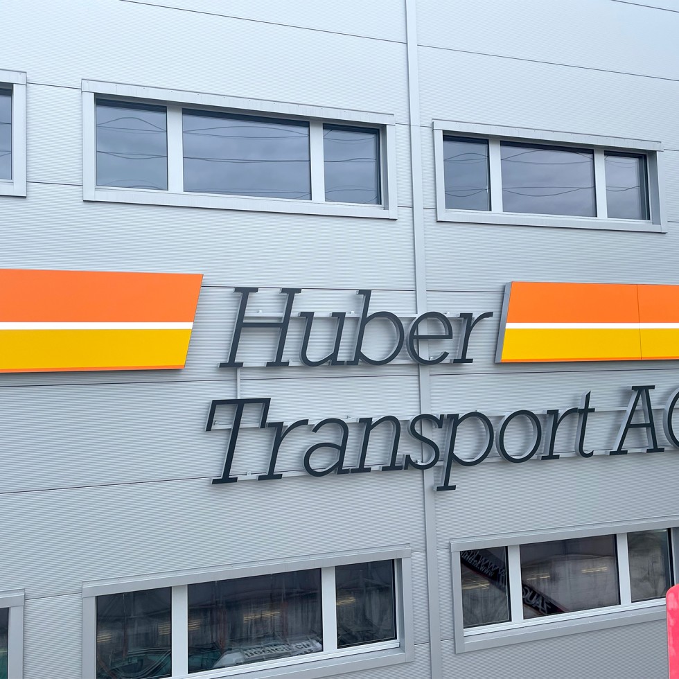 Lichtwerbung Fassadenanschrift Huber Transporte